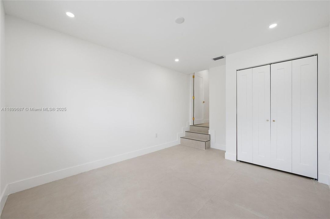 Recently Sold: $939,000 (5 beds, 3 baths, 1936 Square Feet)