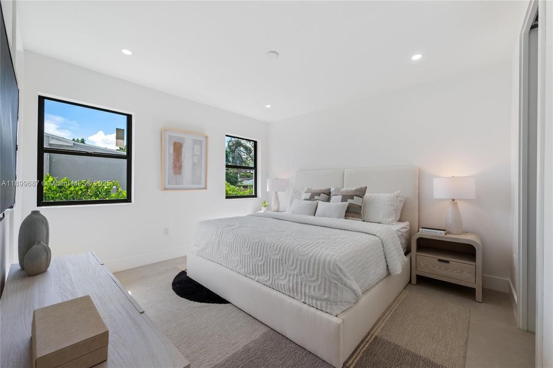 Recently Sold: $939,000 (5 beds, 3 baths, 1936 Square Feet)