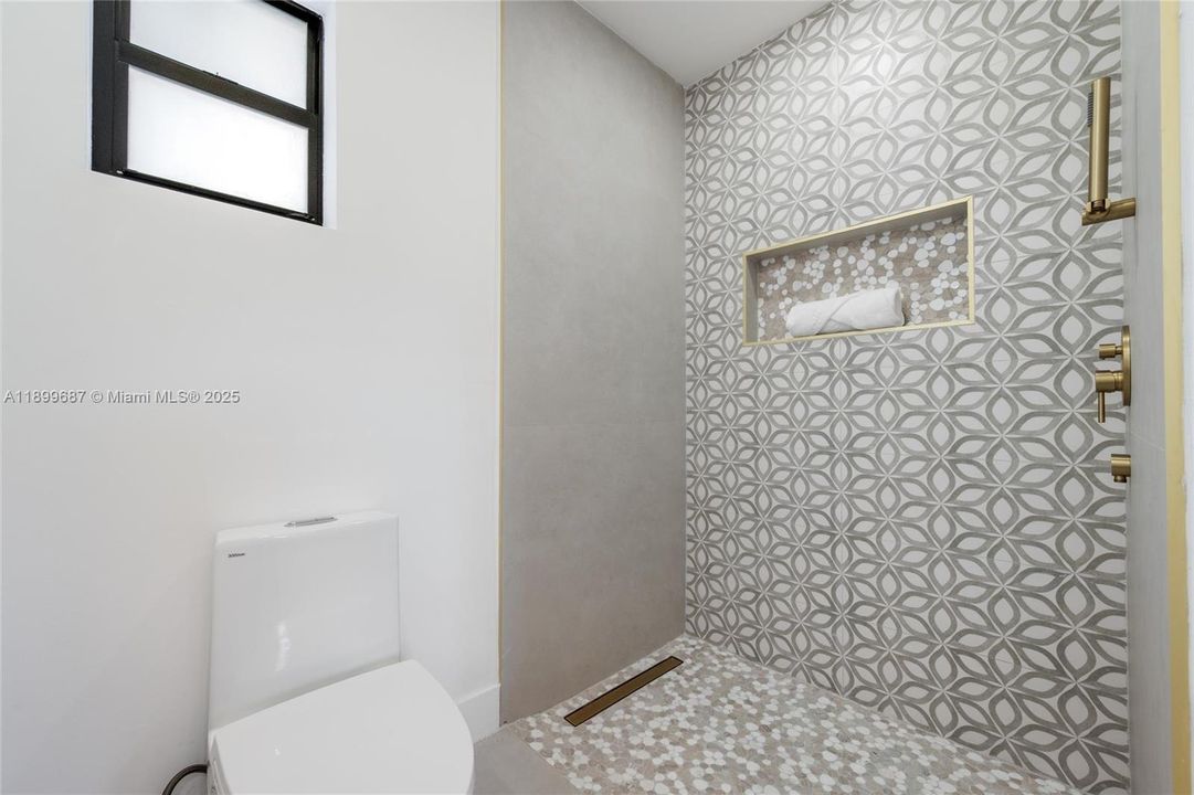 Recently Sold: $939,000 (5 beds, 3 baths, 1936 Square Feet)