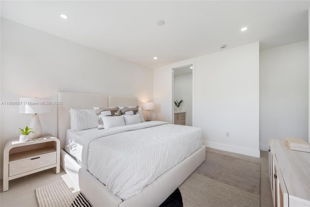 Recently Sold: $939,000 (5 beds, 3 baths, 1936 Square Feet)