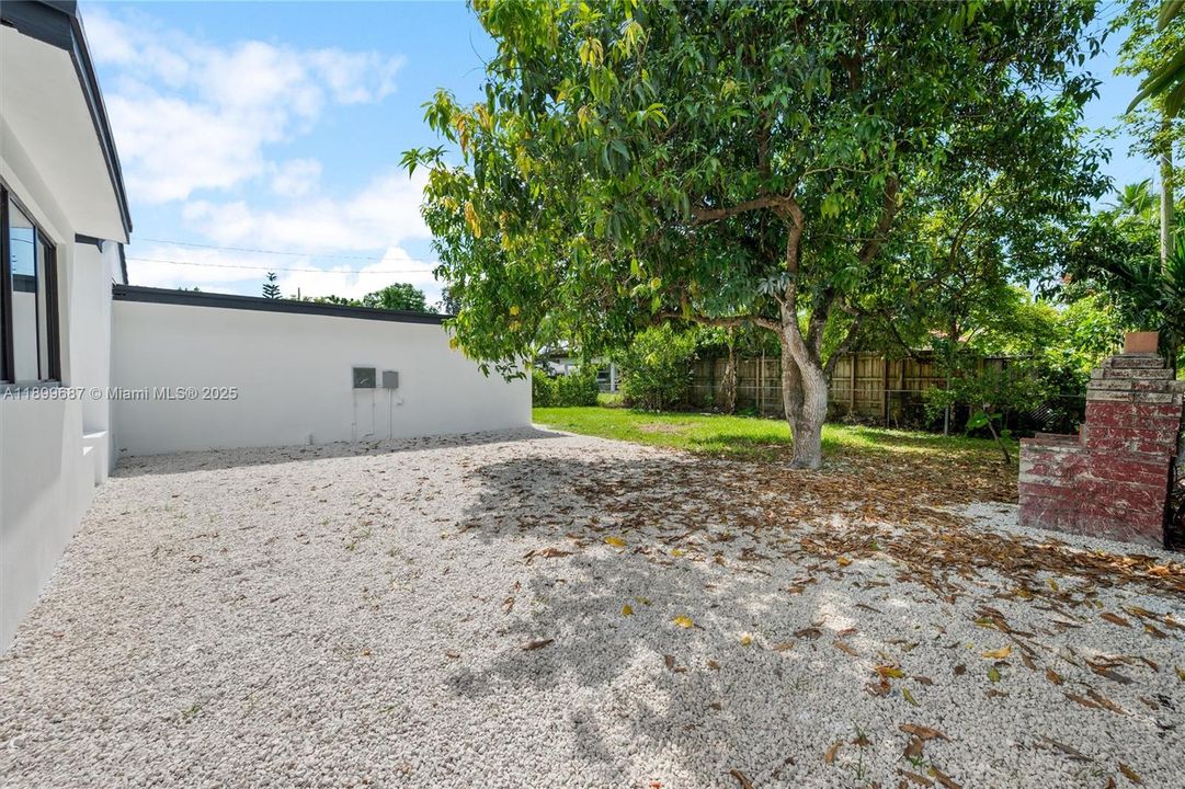 Recently Sold: $939,000 (5 beds, 3 baths, 1936 Square Feet)