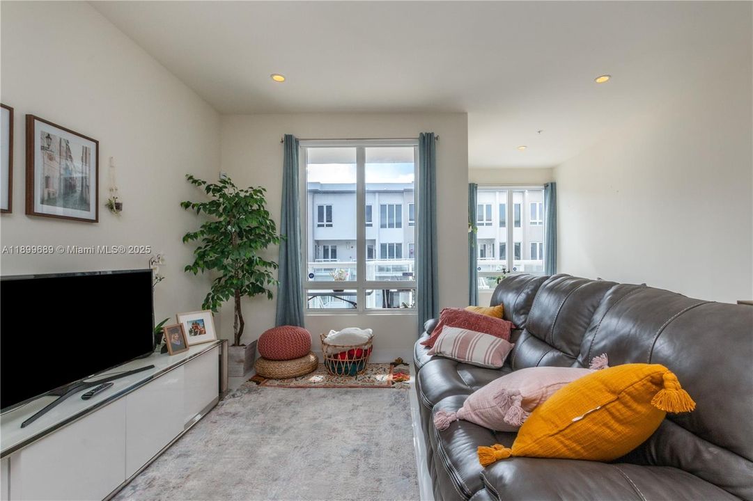 出租: $3,700 (3 贝兹, 3 浴室, 1781 平方英尺)