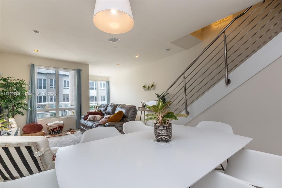 出租: $3,700 (3 贝兹, 3 浴室, 1781 平方英尺)