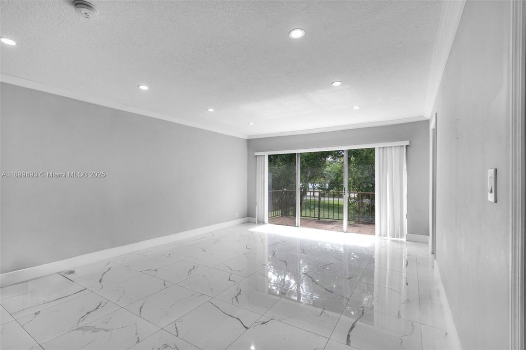 待售: $180,000 (2 贝兹, 1 浴室, 969 平方英尺)