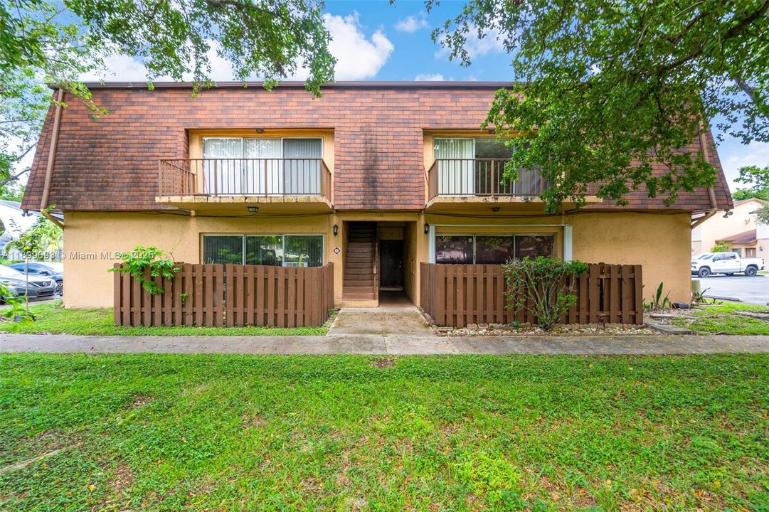 待售: $180,000 (2 贝兹, 1 浴室, 969 平方英尺)