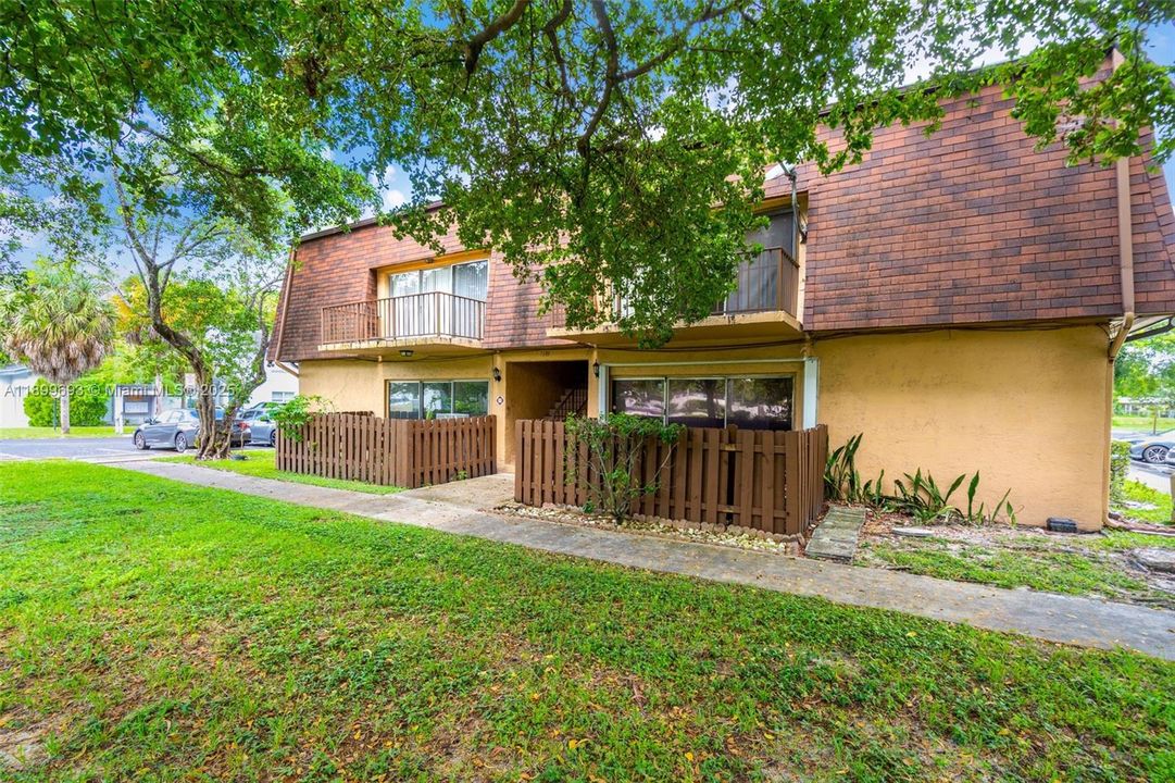 待售: $180,000 (2 贝兹, 1 浴室, 969 平方英尺)