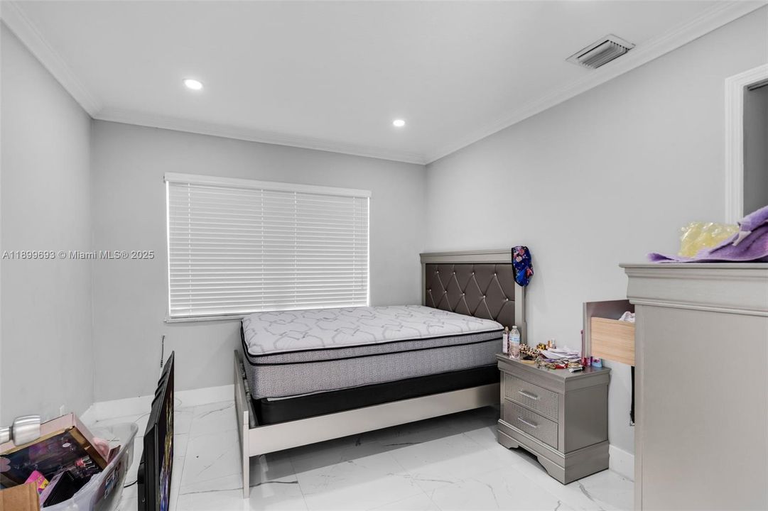 待售: $180,000 (2 贝兹, 1 浴室, 969 平方英尺)