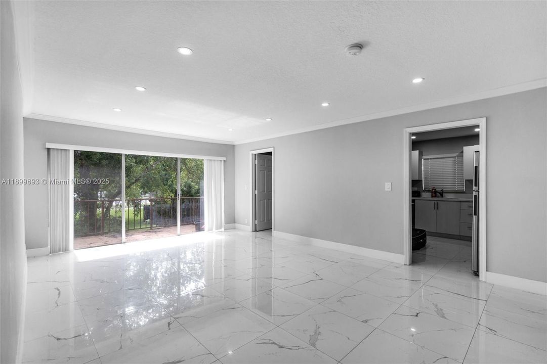 待售: $180,000 (2 贝兹, 1 浴室, 969 平方英尺)