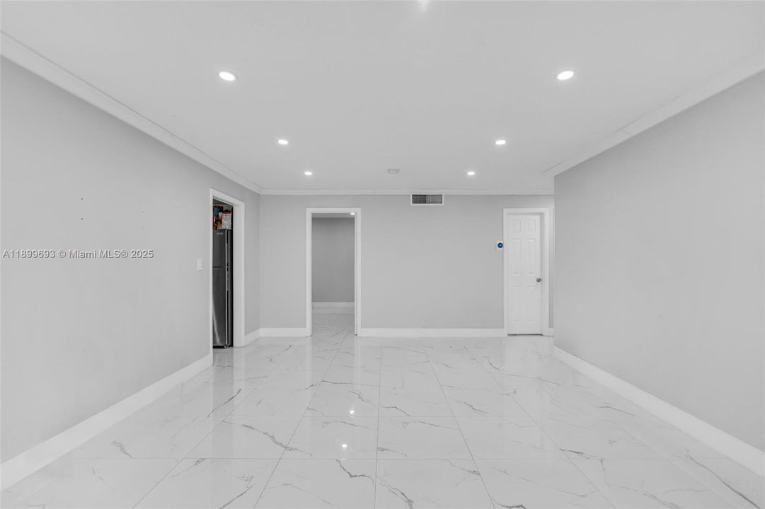 待售: $180,000 (2 贝兹, 1 浴室, 969 平方英尺)