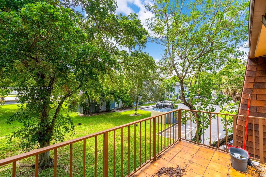 待售: $180,000 (2 贝兹, 1 浴室, 969 平方英尺)