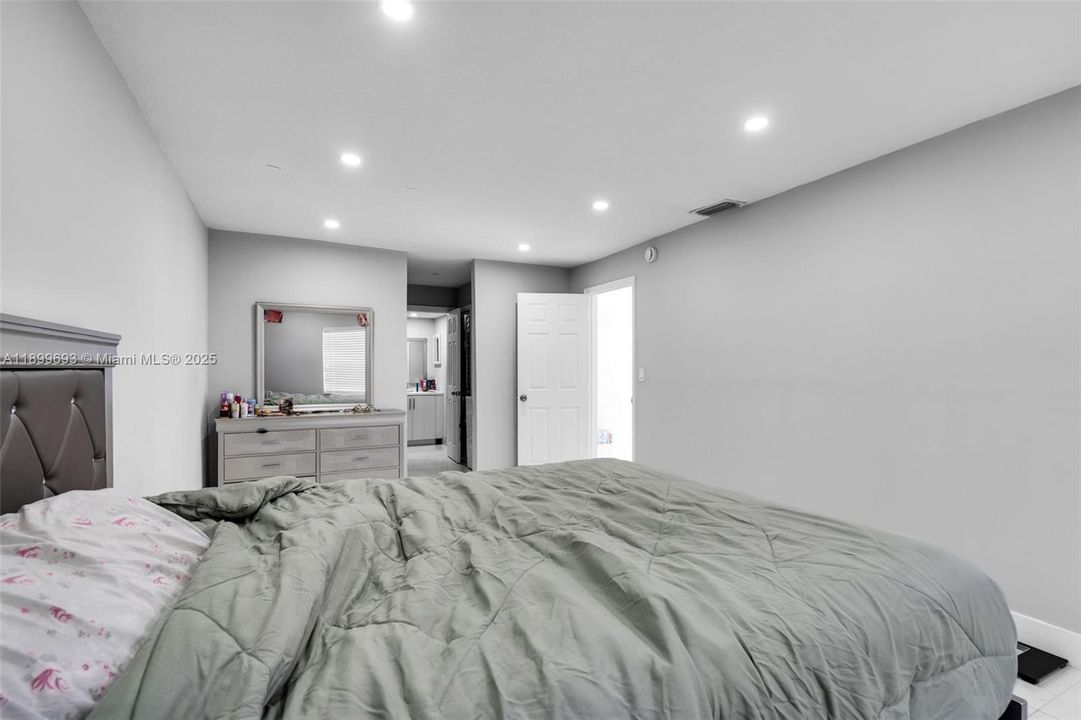 待售: $180,000 (2 贝兹, 1 浴室, 969 平方英尺)