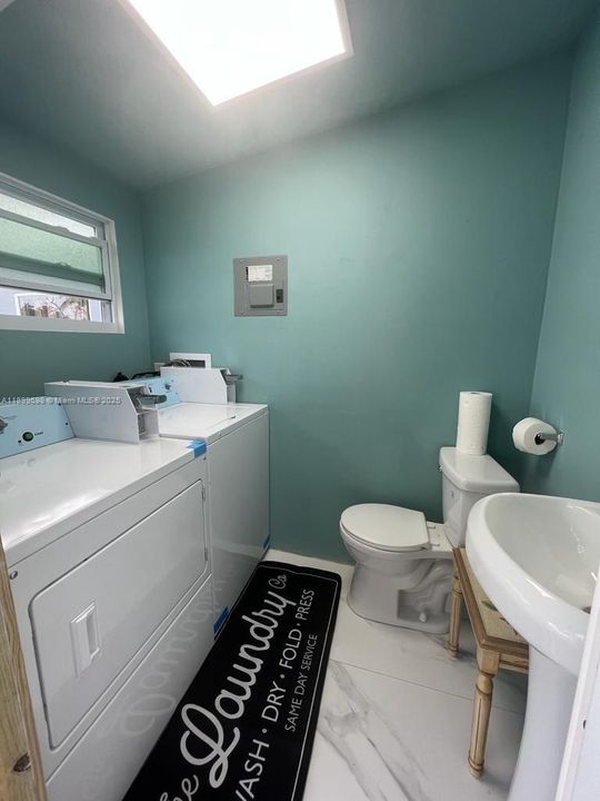 Recently Rented: $1,750 (1 beds, 1 baths, 2432 Square Feet)