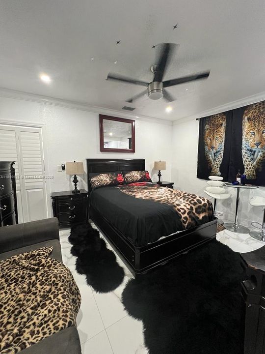 Recently Rented: $1,750 (1 beds, 1 baths, 2432 Square Feet)