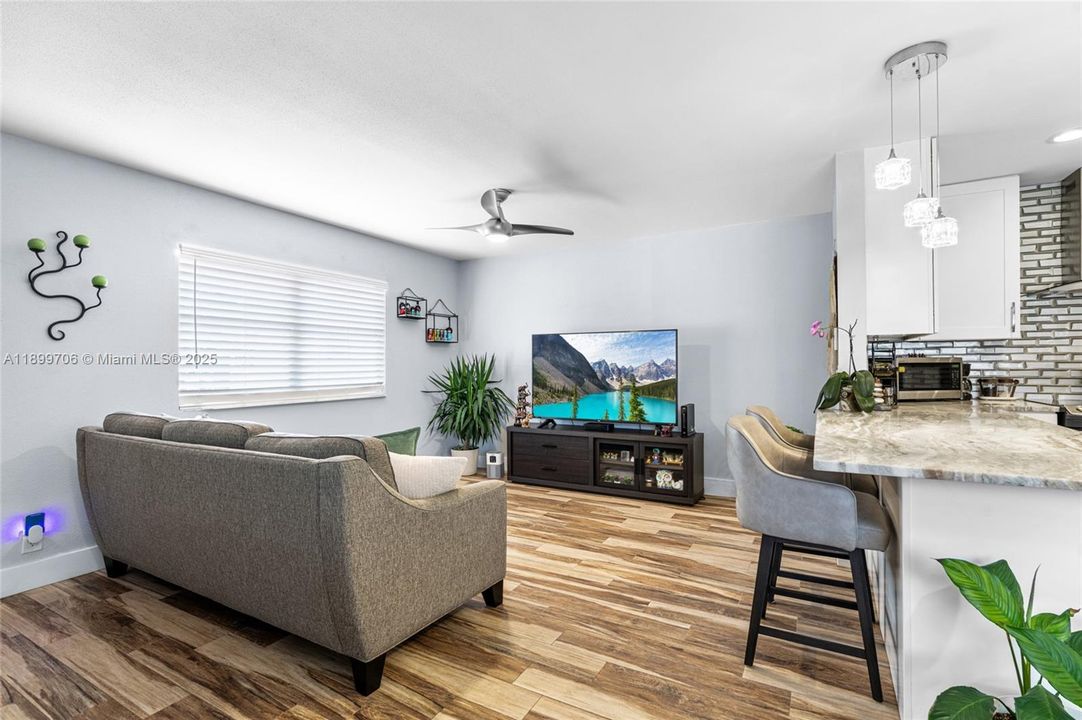 For Sale: $142,900 (1 beds, 1 baths, 720 Square Feet)