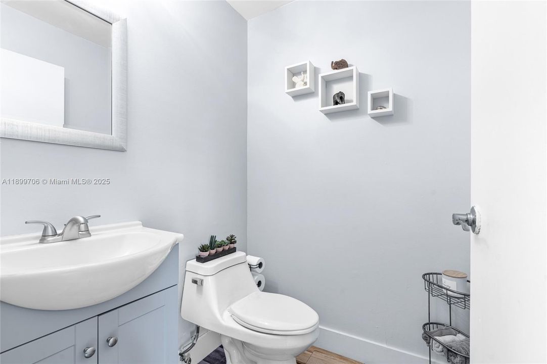 For Sale: $142,900 (1 beds, 1 baths, 720 Square Feet)