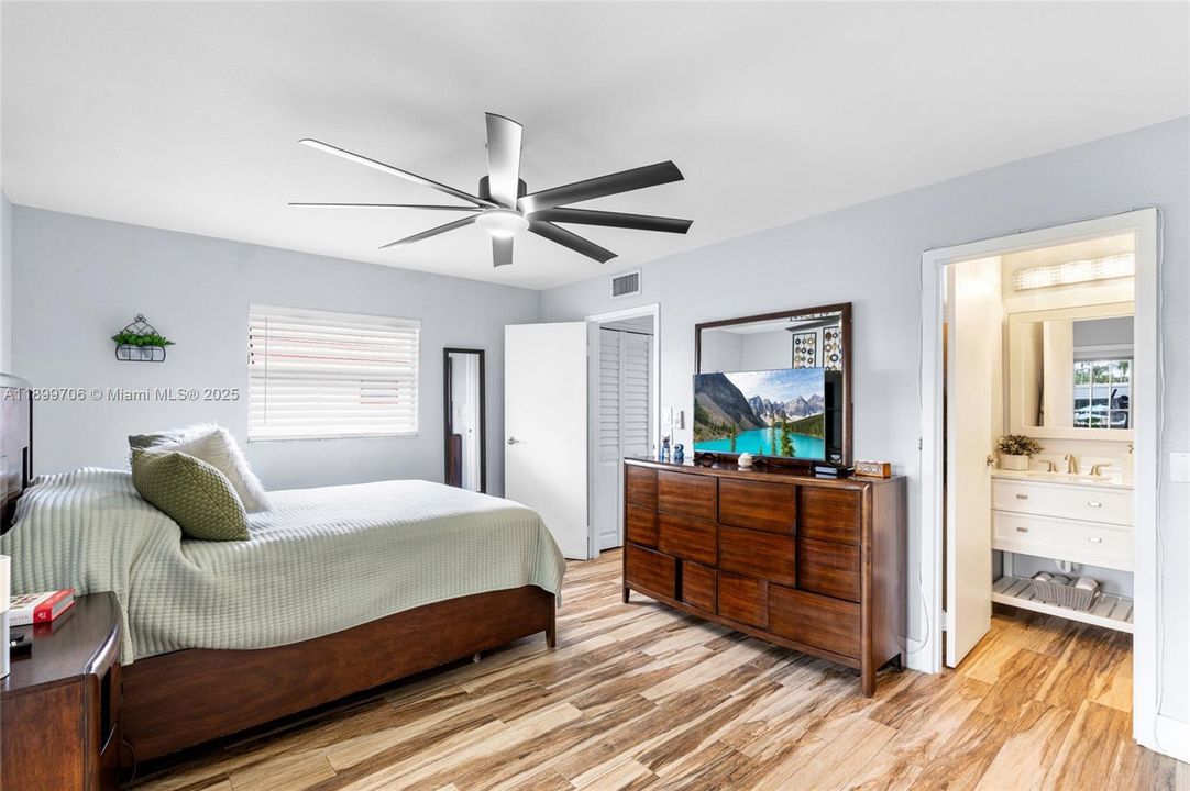 For Sale: $142,900 (1 beds, 1 baths, 720 Square Feet)