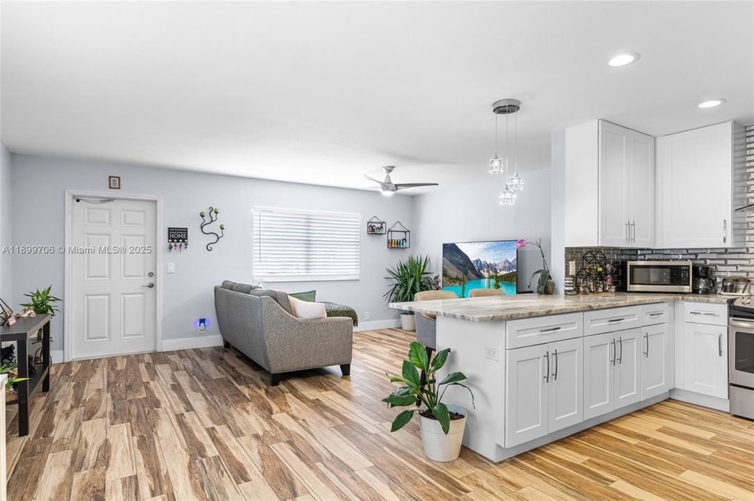 For Sale: $142,900 (1 beds, 1 baths, 720 Square Feet)