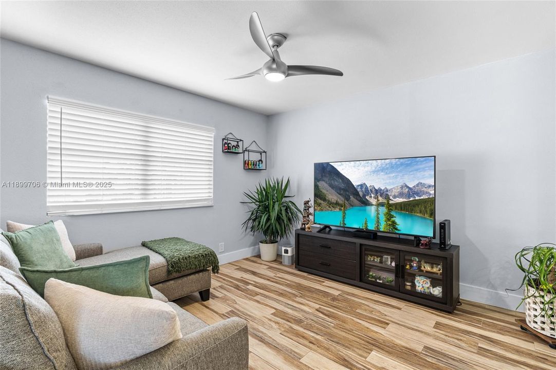 For Sale: $142,900 (1 beds, 1 baths, 720 Square Feet)