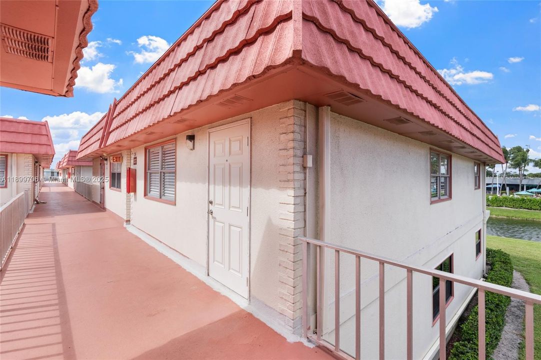 For Sale: $142,900 (1 beds, 1 baths, 720 Square Feet)