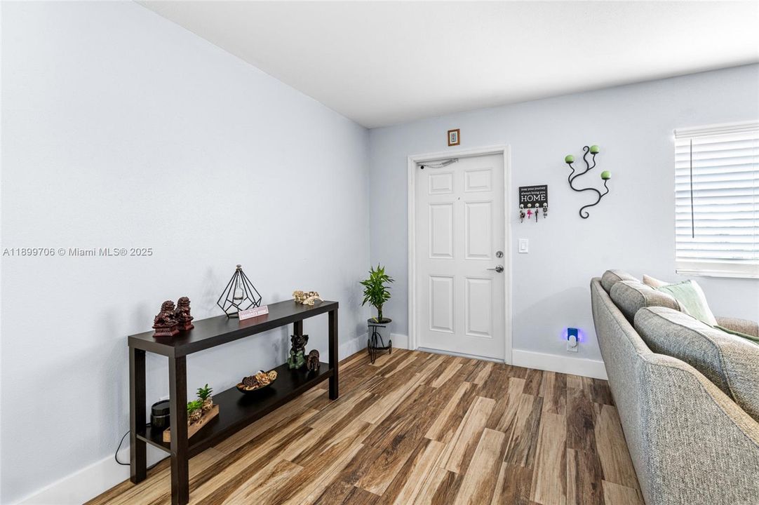 For Sale: $142,900 (1 beds, 1 baths, 720 Square Feet)