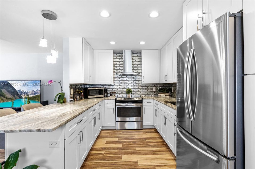 For Sale: $142,900 (1 beds, 1 baths, 720 Square Feet)