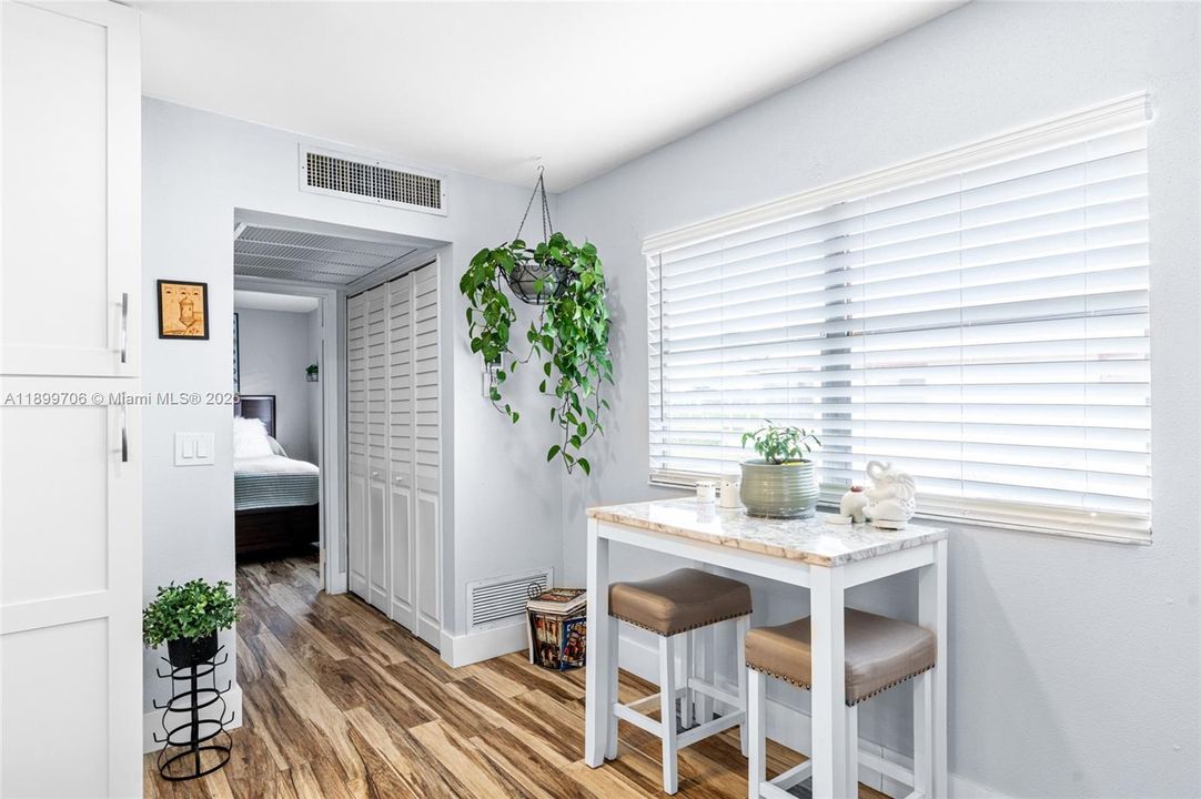 For Sale: $142,900 (1 beds, 1 baths, 720 Square Feet)