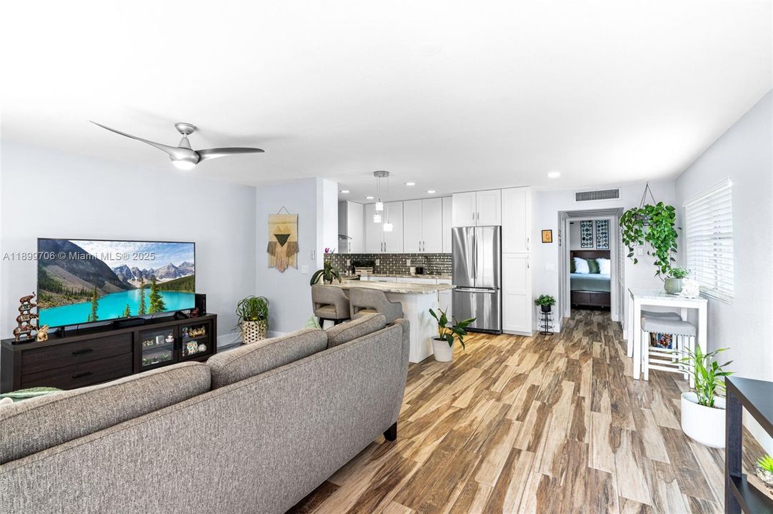 For Sale: $142,900 (1 beds, 1 baths, 720 Square Feet)