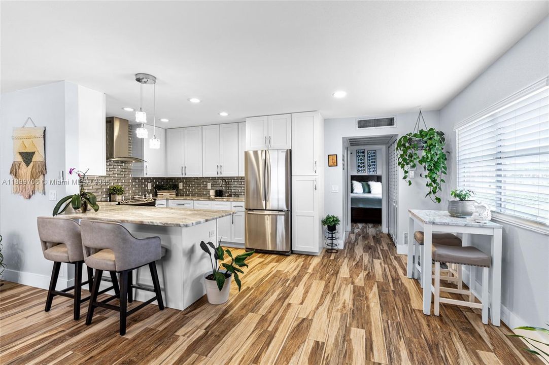 For Sale: $142,900 (1 beds, 1 baths, 720 Square Feet)