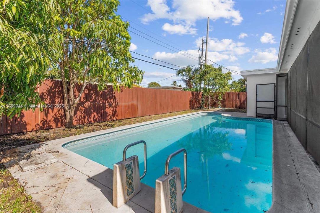 Recently Rented: $3,550 (3 beds, 2 baths, 1416 Square Feet)