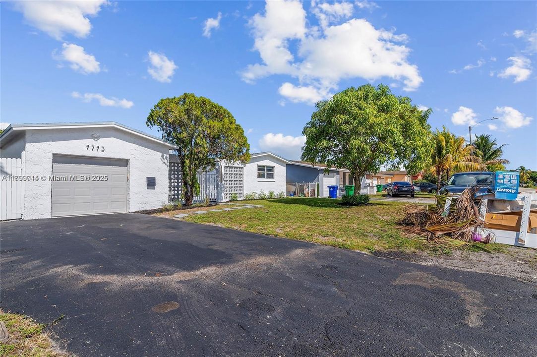 Recently Rented: $3,550 (3 beds, 2 baths, 1416 Square Feet)