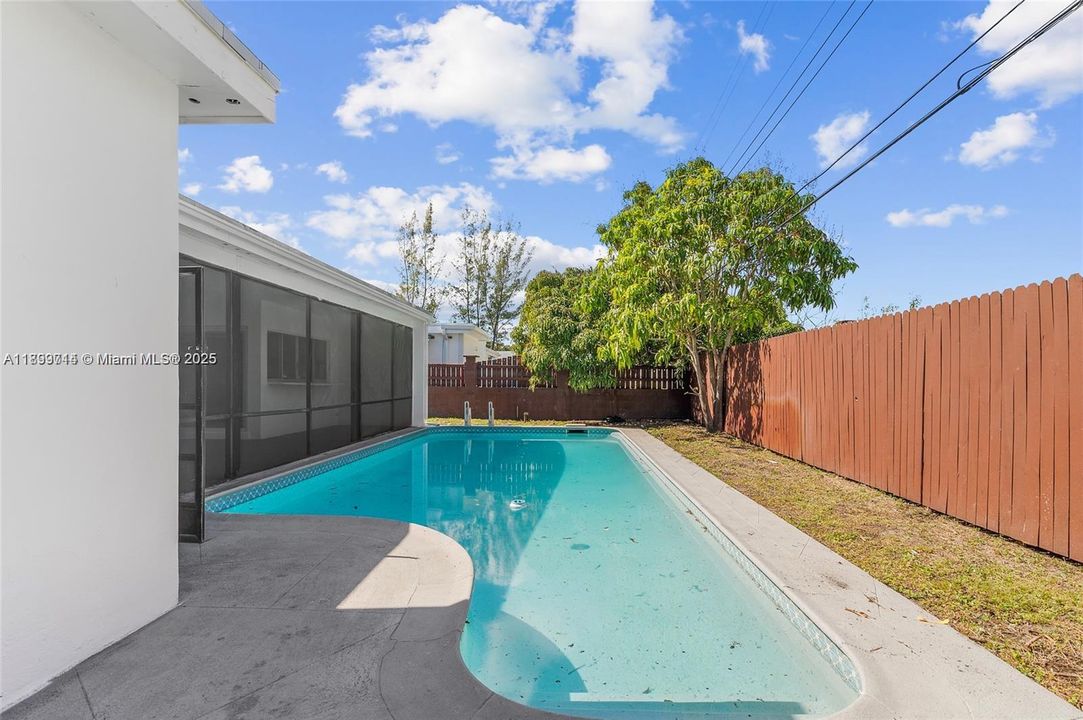 Recently Rented: $3,550 (3 beds, 2 baths, 1416 Square Feet)