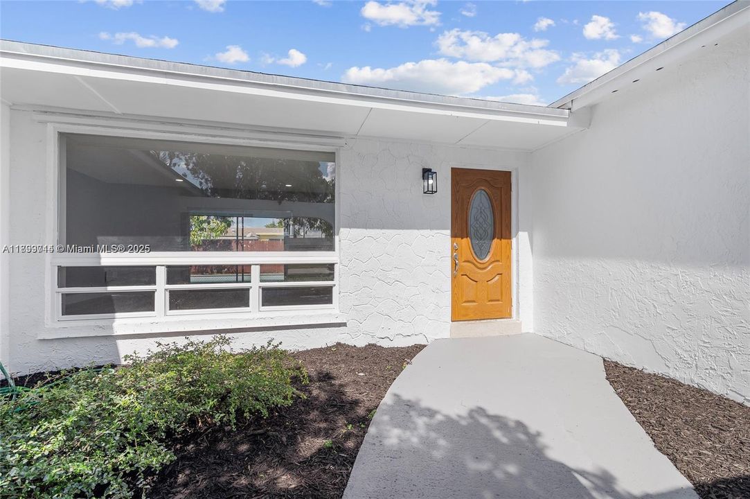 Recently Rented: $3,550 (3 beds, 2 baths, 1416 Square Feet)