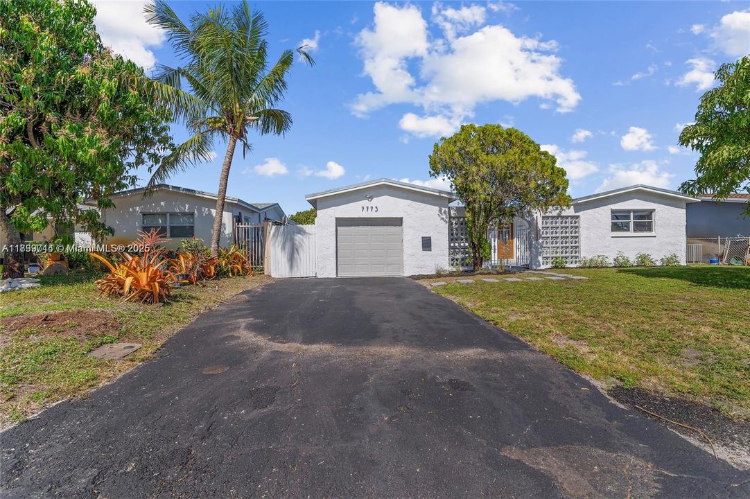 Recently Rented: $3,550 (3 beds, 2 baths, 1416 Square Feet)