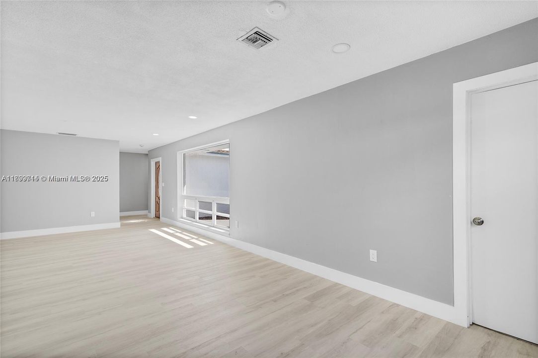 Recently Rented: $3,550 (3 beds, 2 baths, 1416 Square Feet)