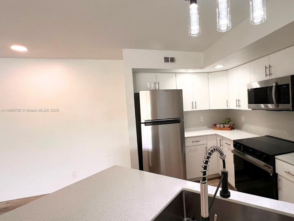 最近租的: $2,400 (2 贝兹, 2 浴室, 1065 平方英尺)