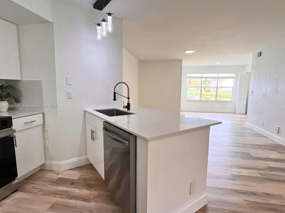 最近租的: $2,400 (2 贝兹, 2 浴室, 1065 平方英尺)