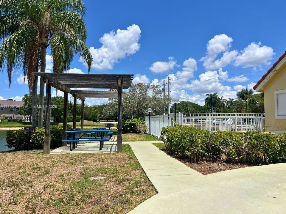 最近租的: $2,400 (2 贝兹, 2 浴室, 1065 平方英尺)