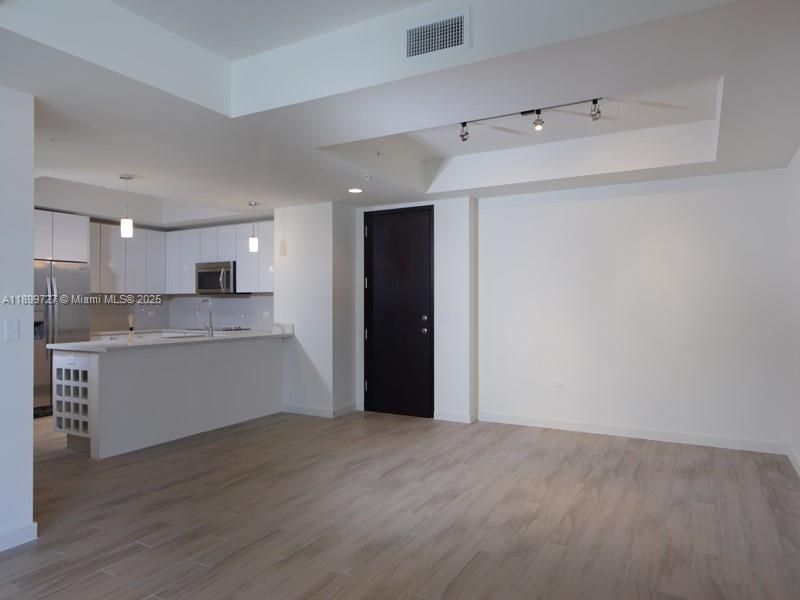 Active With Contract: $4,100 (2 beds, 2 baths, 1384 Square Feet)