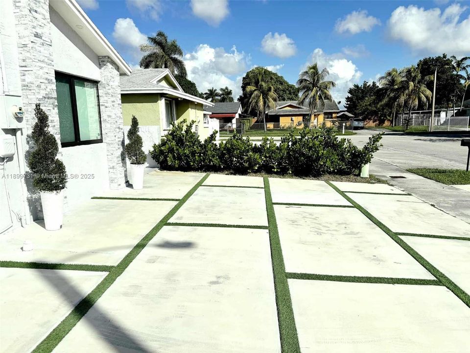 For Sale: $665,000 (3 beds, 3 baths, 1244 Square Feet)