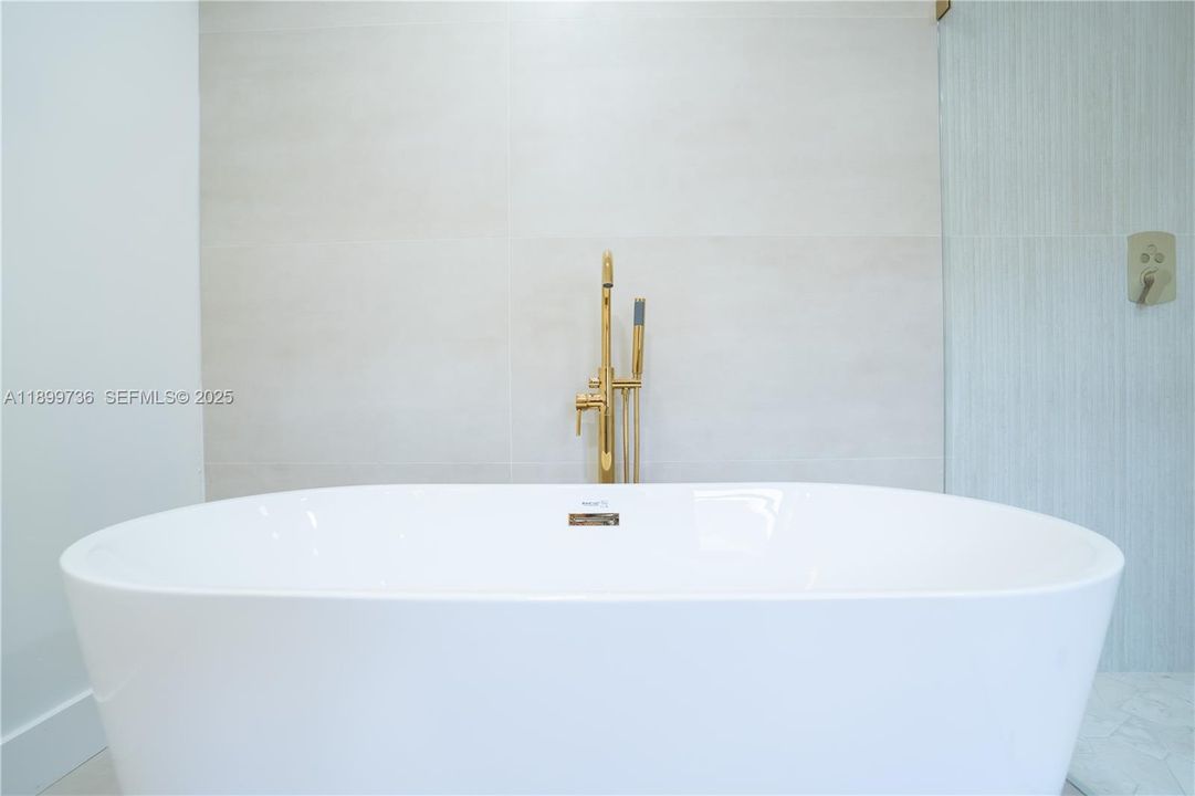 For Sale: $690,000 (3 beds, 2 baths, 2433 Square Feet)