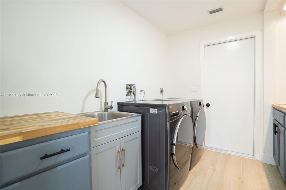 For Sale: $690,000 (3 beds, 2 baths, 2433 Square Feet)