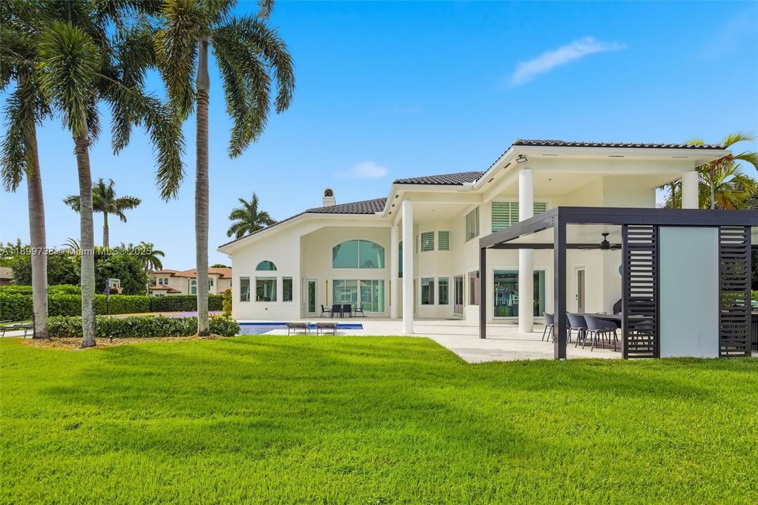 For Sale: $3,300,000 (5 beds, 6 baths, 5950 Square Feet)