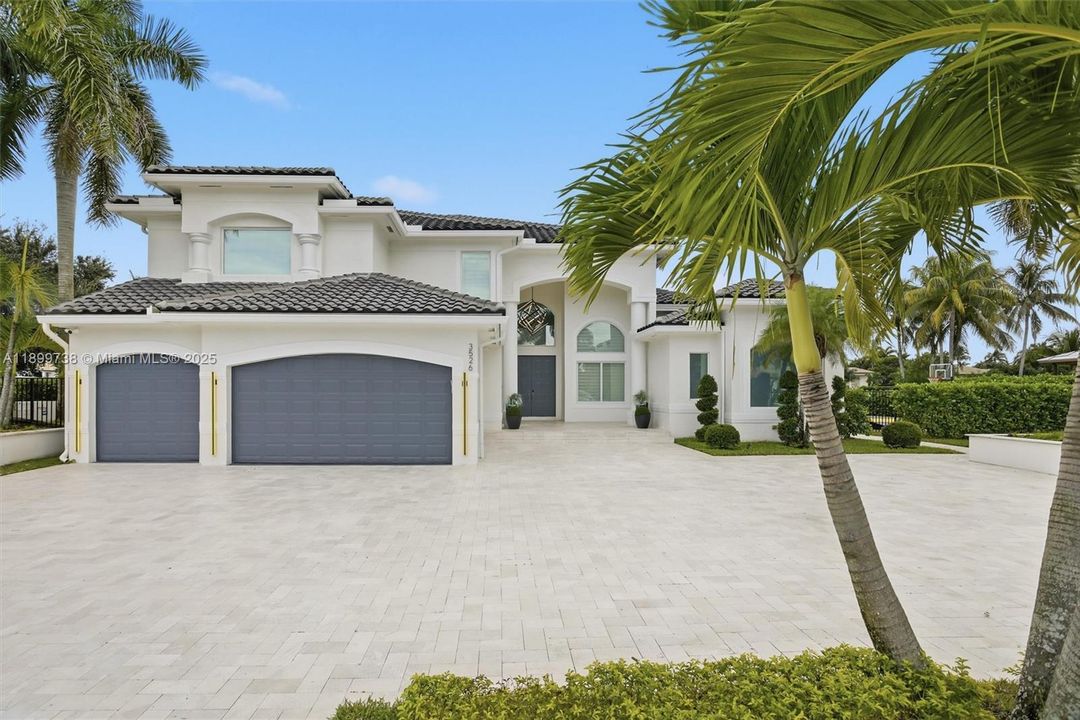 For Sale: $3,300,000 (5 beds, 6 baths, 5950 Square Feet)