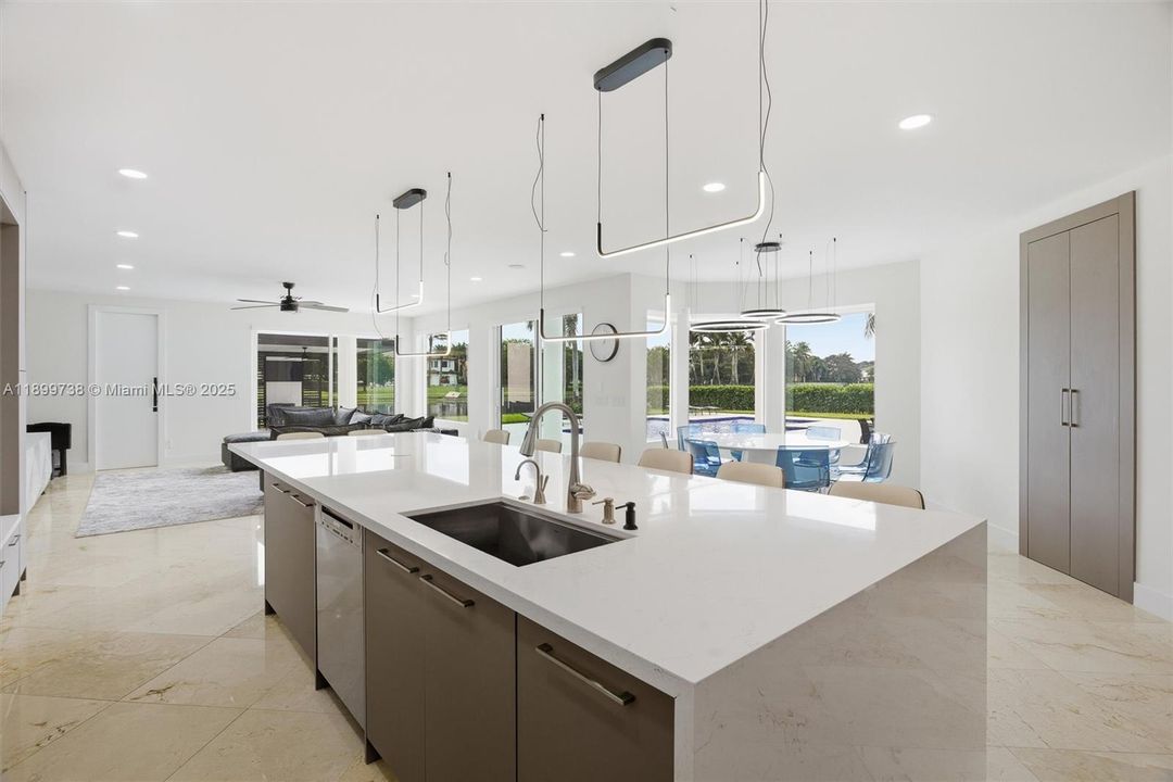 For Sale: $3,300,000 (5 beds, 6 baths, 5950 Square Feet)