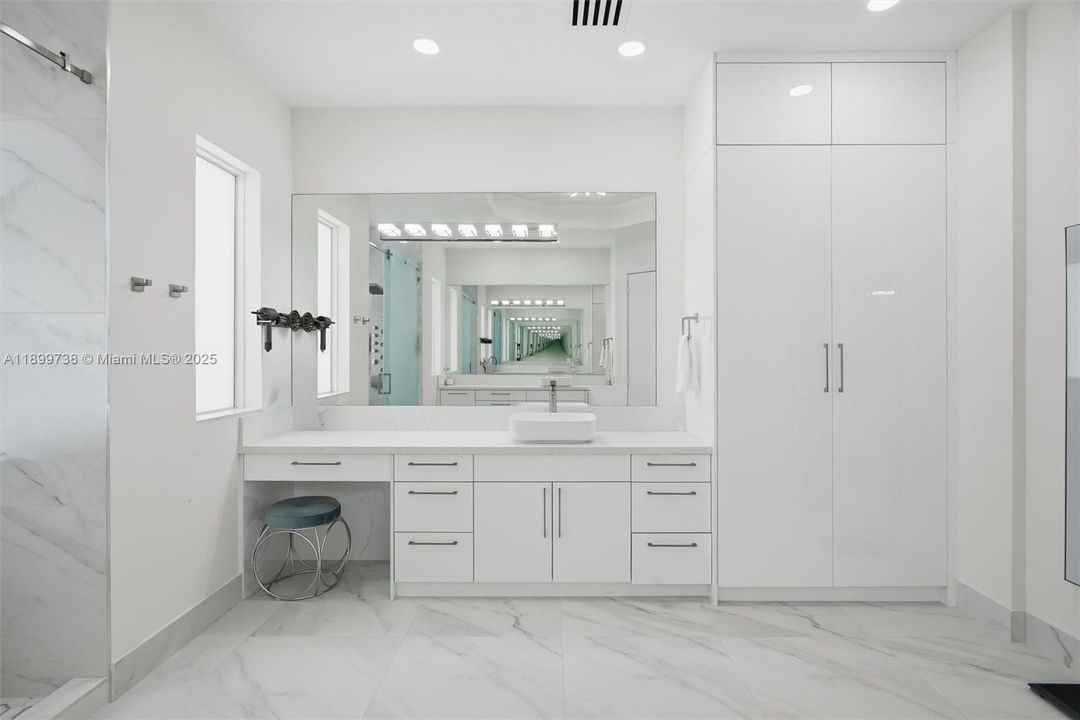 For Sale: $3,300,000 (5 beds, 6 baths, 5950 Square Feet)