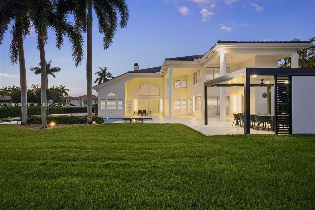 For Sale: $3,300,000 (5 beds, 6 baths, 5950 Square Feet)