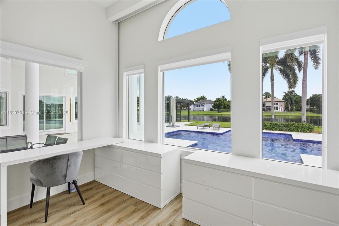 For Sale: $3,300,000 (5 beds, 6 baths, 5950 Square Feet)