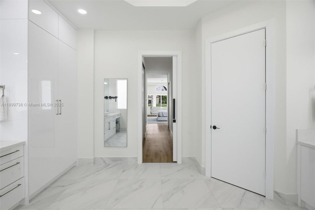 For Sale: $3,300,000 (5 beds, 6 baths, 5950 Square Feet)