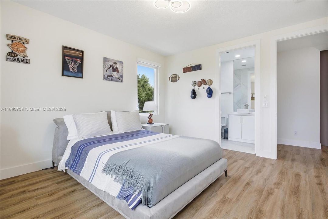 For Sale: $3,300,000 (5 beds, 6 baths, 5950 Square Feet)