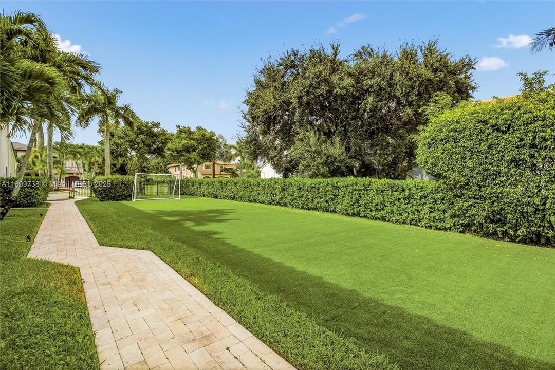 For Sale: $3,300,000 (5 beds, 6 baths, 5950 Square Feet)